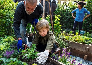 opa en kind in de tuin