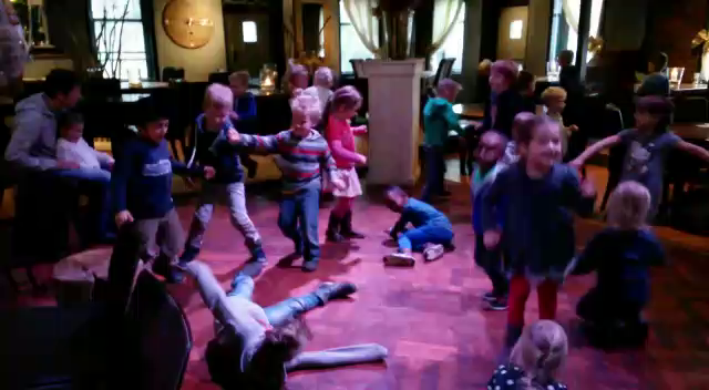 kleuters in kerstsfeer bij de Bokkesprong