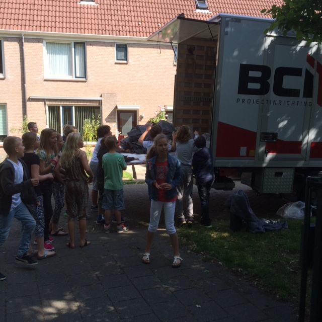 Groep 7 laadt nieuw schoolmeubilair uit:
