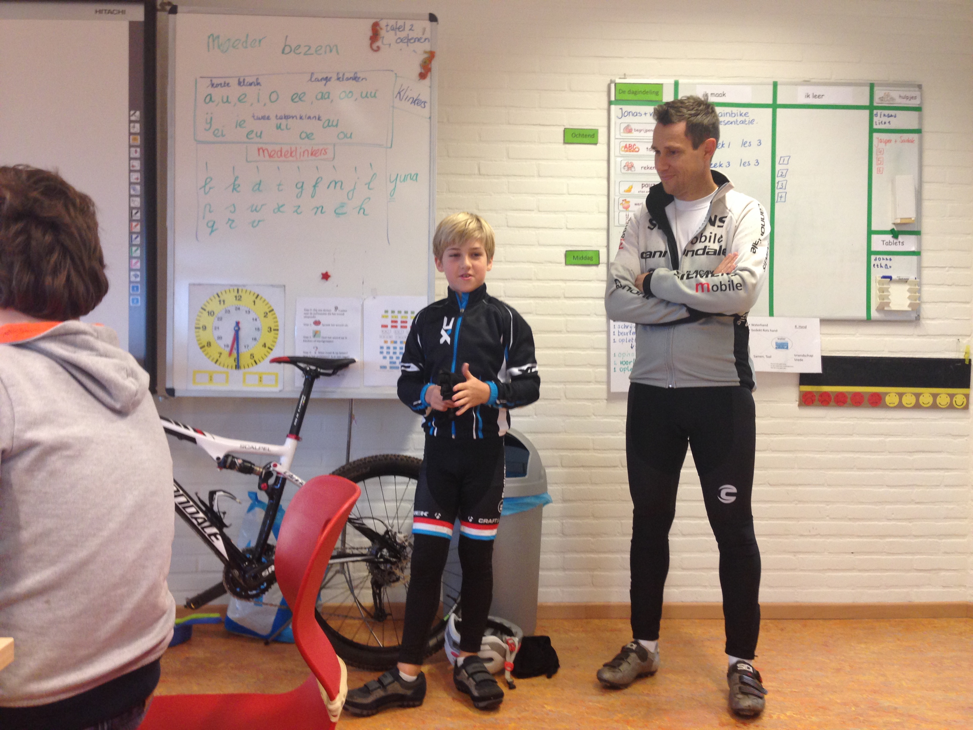 Jonas uit groep 5 geeft een presentatie over de mountainbike
