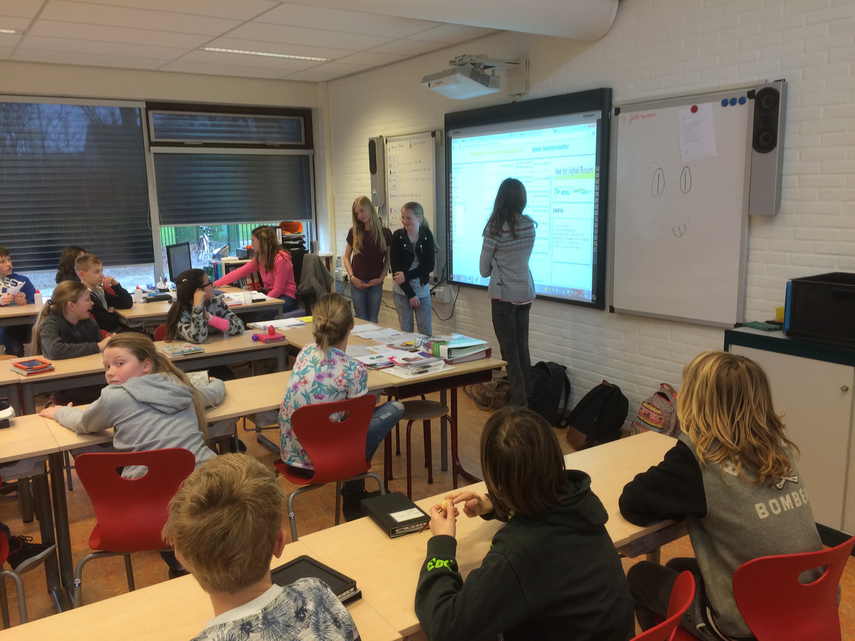 Groep 8 krijgt uitleg van oud leerlingen.