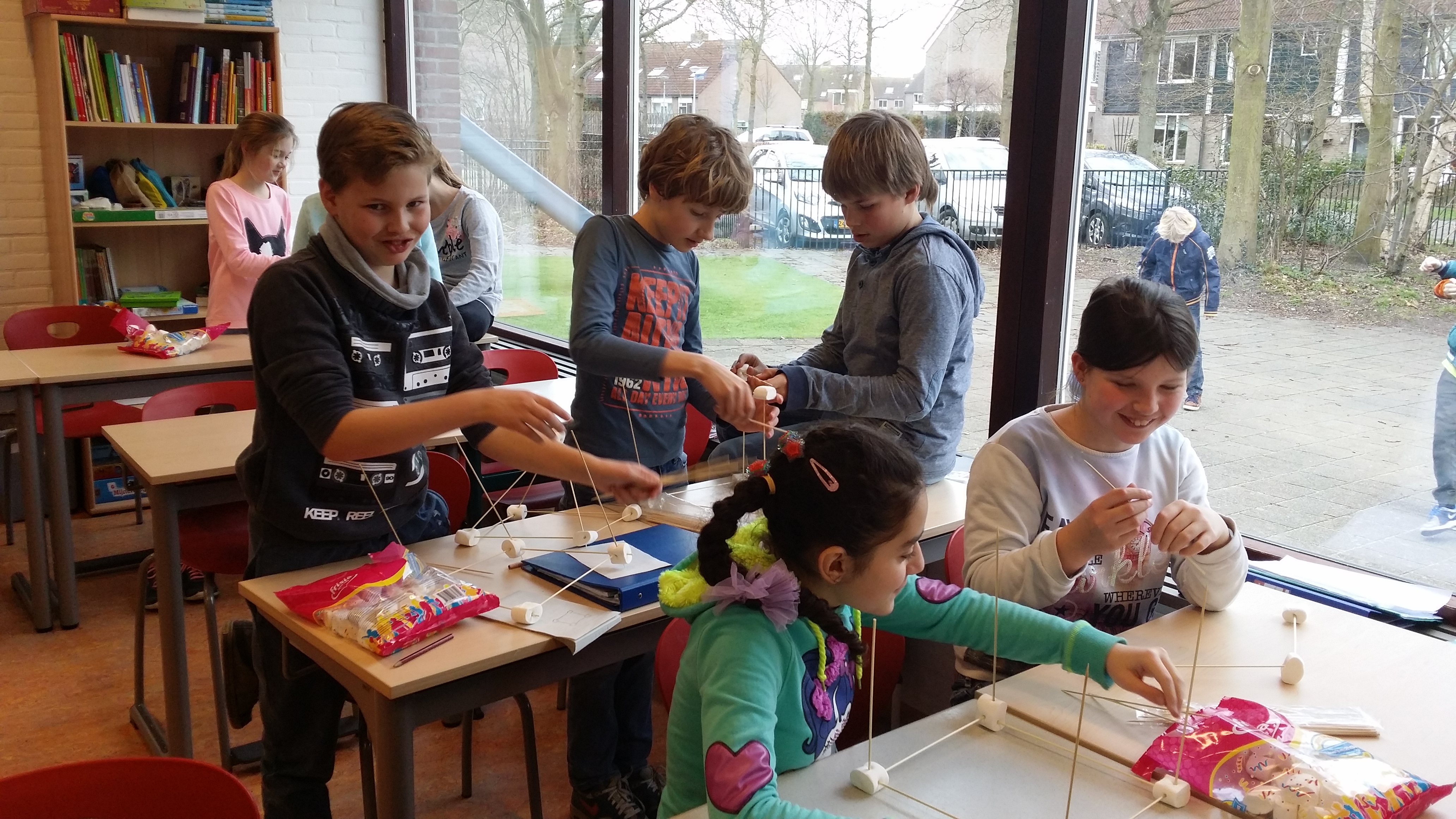 groep 7 met stokjes en spekjes
