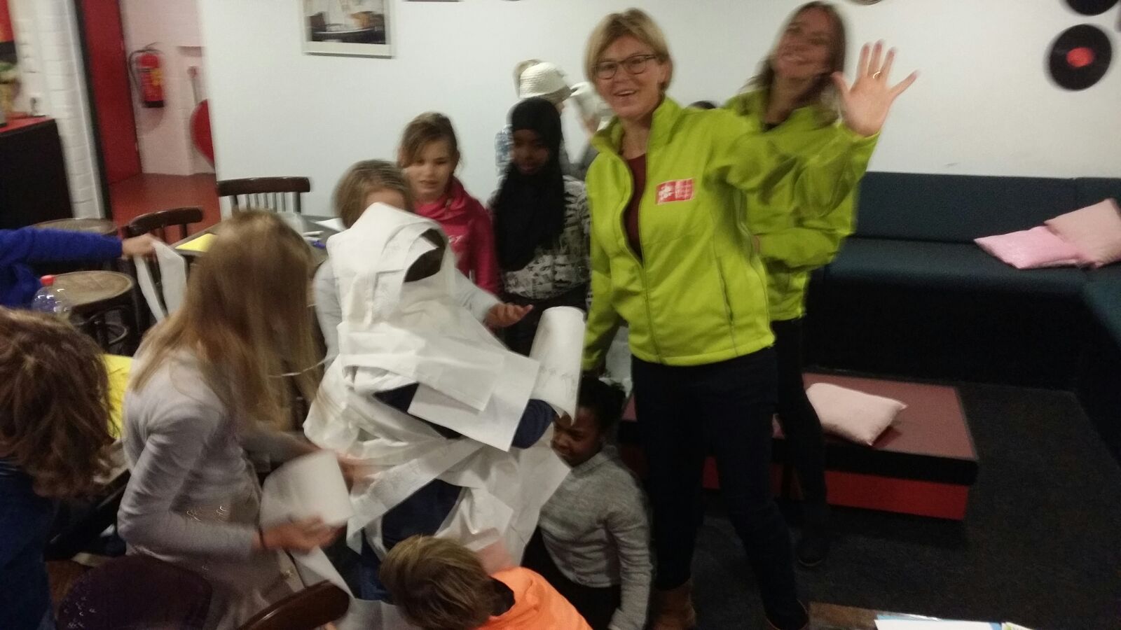 groep 7 krijgt uitleg over het Jeugdwerk in Schoorl