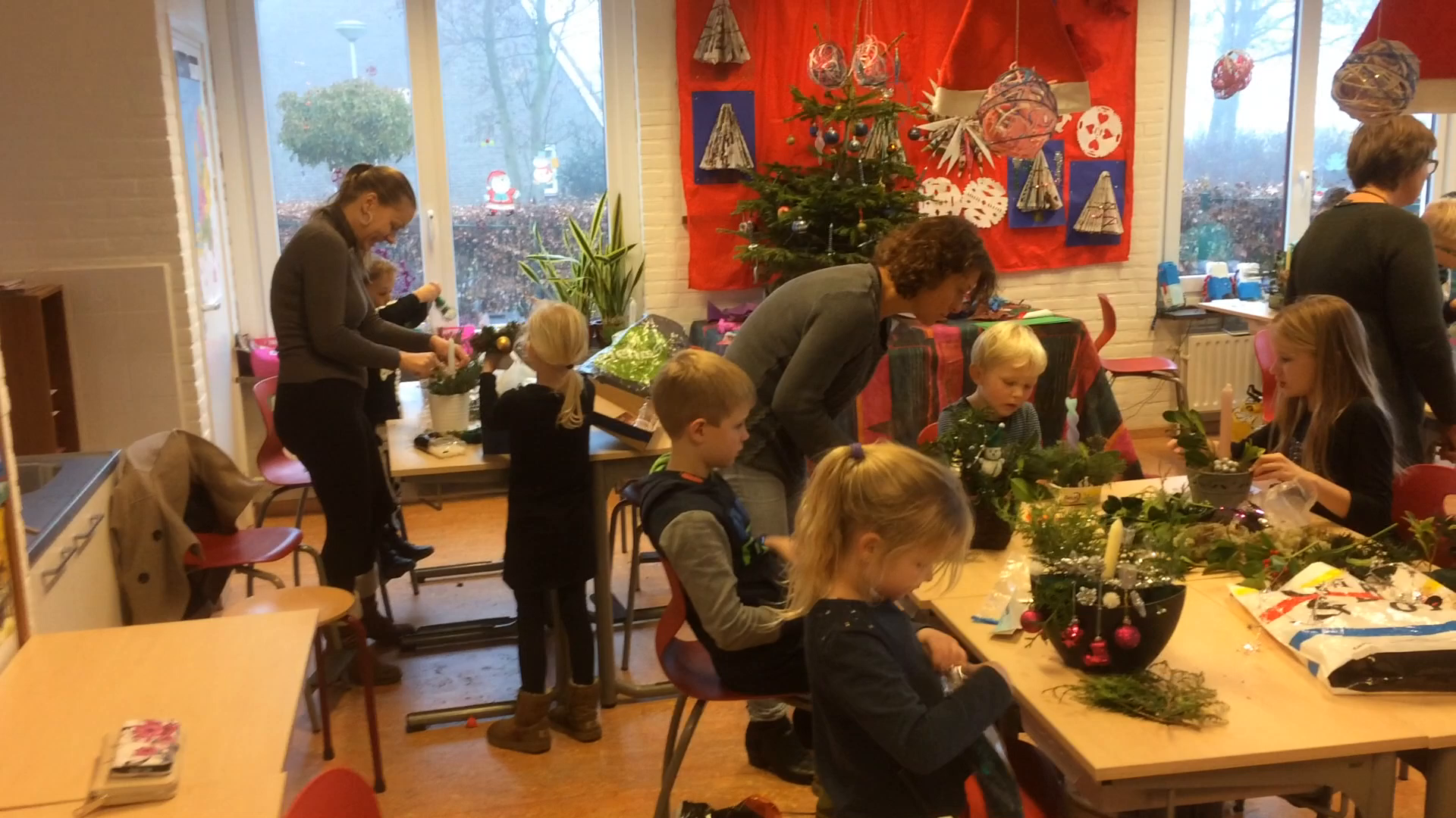 Kerststukjes maken.