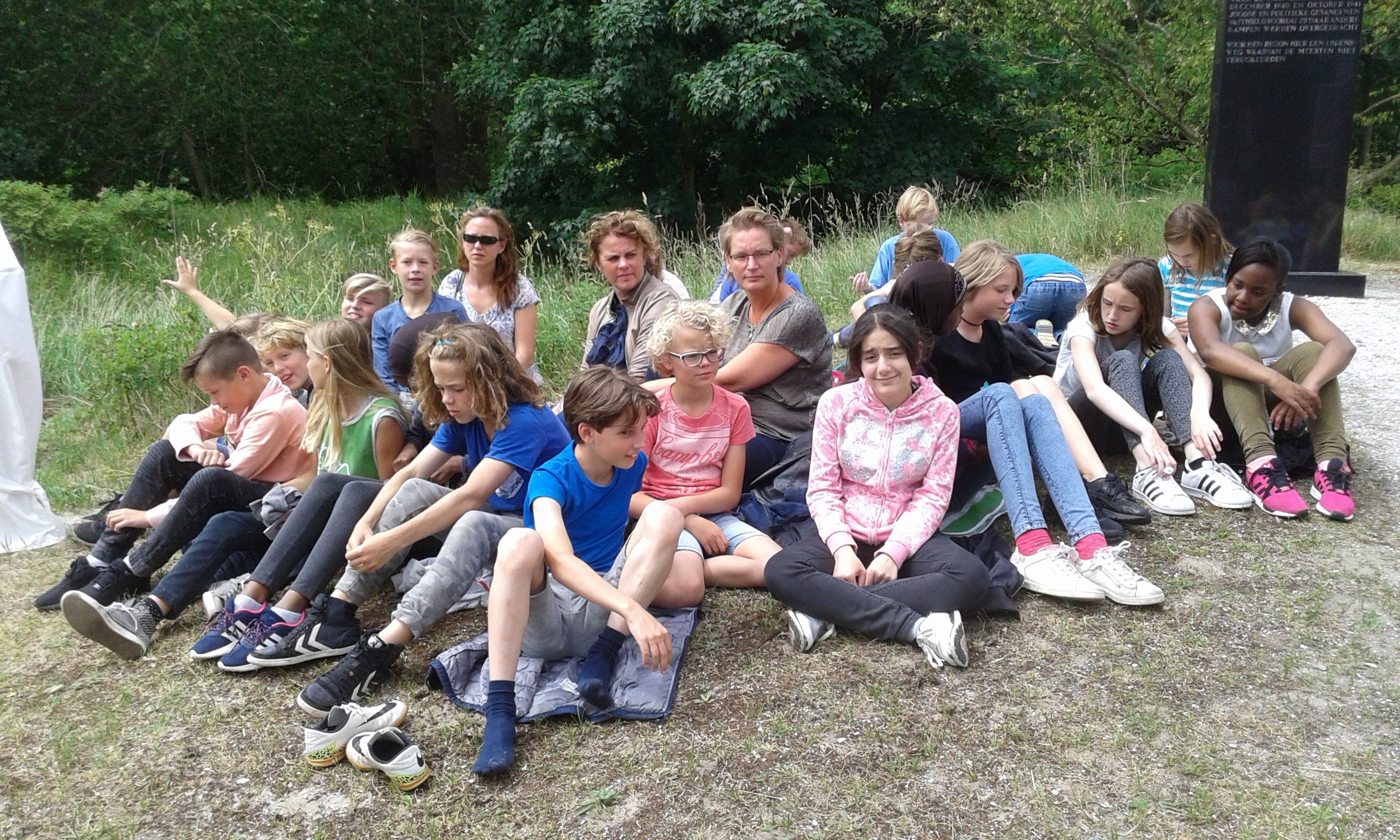 Groep 7 bij herdenking kamp Schoorl