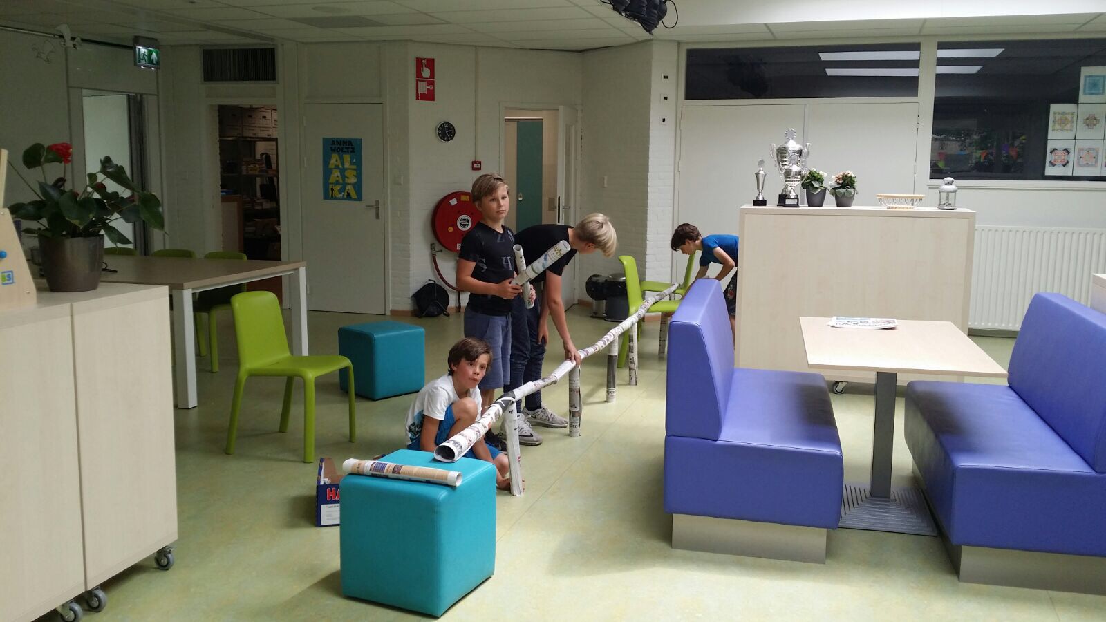 groep 7 en de techniekles met kranten
