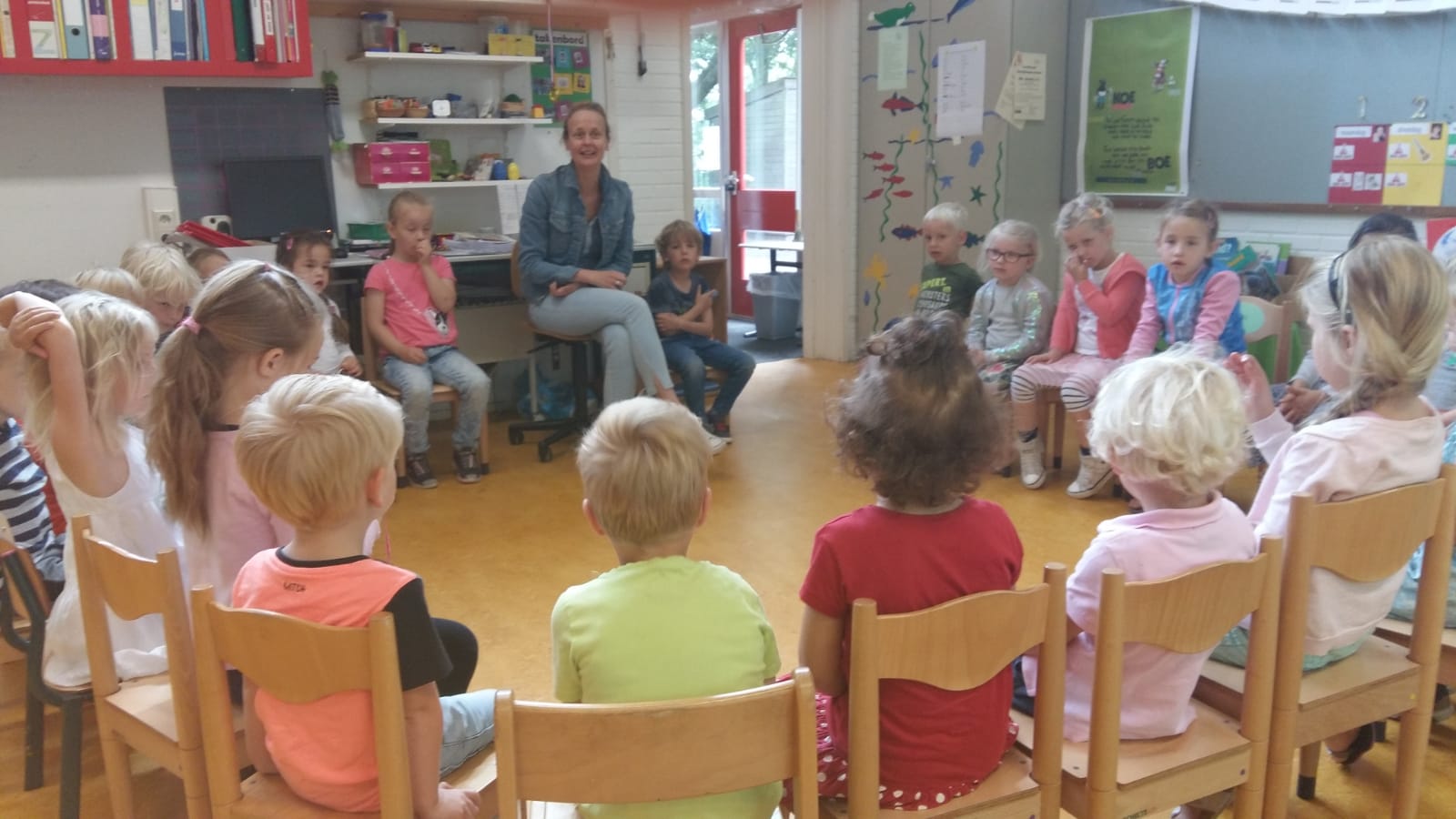 Peuters op bezoek bij de kleuters